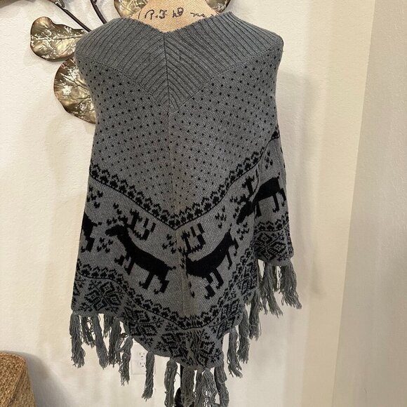 Steve Madden Gray Knit Poncho – Cozy & Stylish! - Picture 4 of 5